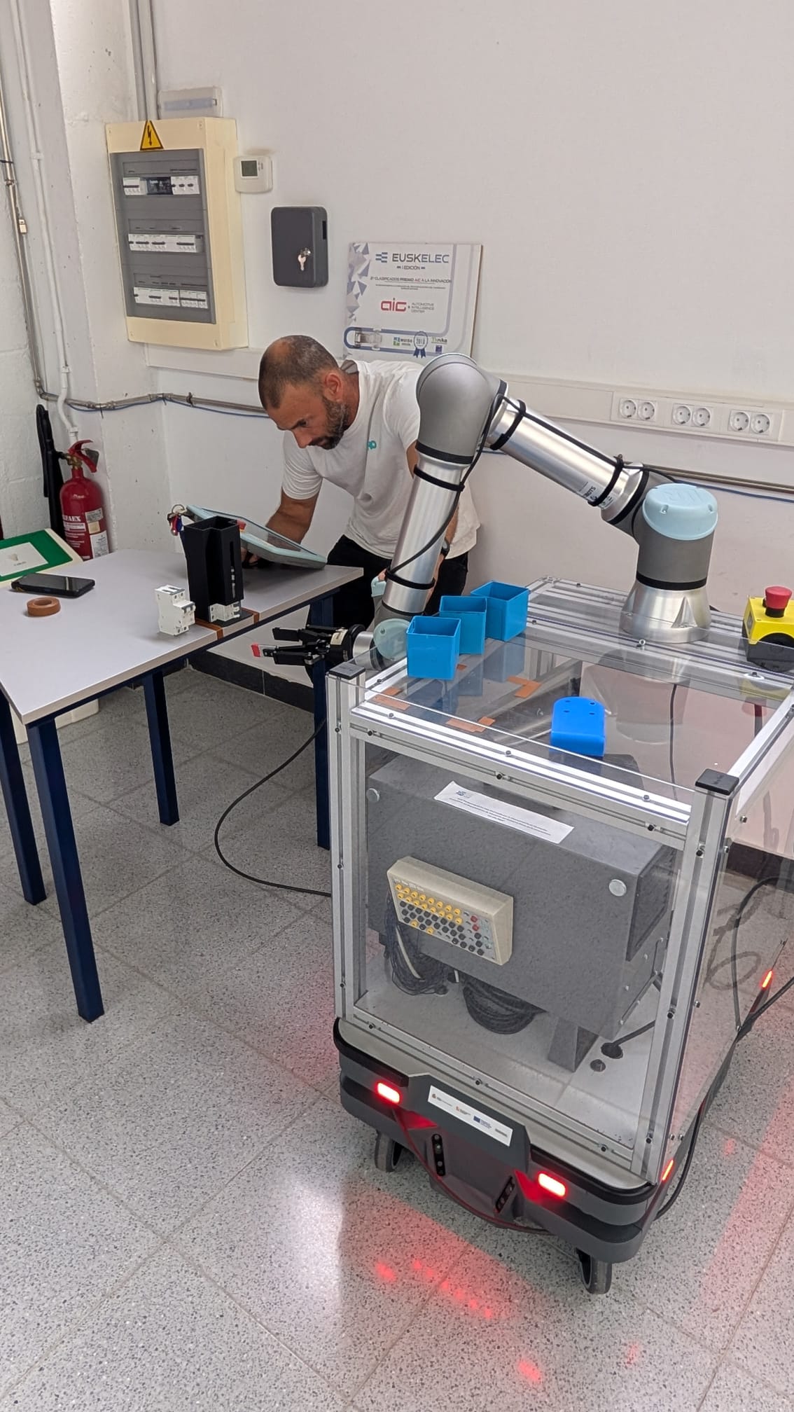 Robótica accesible: controlamos robots con la voz y el lenguaje de signos